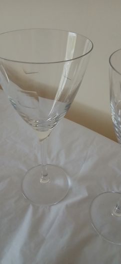 A pair. 2 x Vintage Wine Glasses. Geometric patterned elegant wine glasses. FREE Stopper.