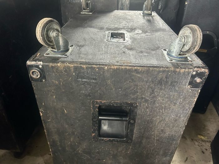 EAW double 15" sub with wheels