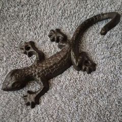 Cast iron geko wall hook.