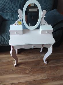 girls vanity table