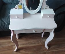 girls vanity table