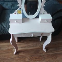 girls vanity table