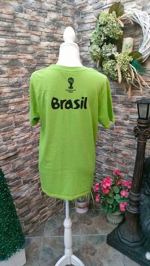 Official FIFA 2014 Brasil World Cup T-shirt  Size medium  Perfect condition  Print front and Back