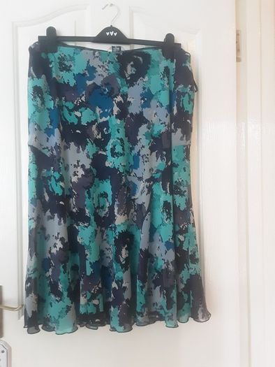 Ladies Skirt/Marks and Spencer Classic Style Skirt Full Fit .. Size: 20 UK .. 48 EU .. Price Drop