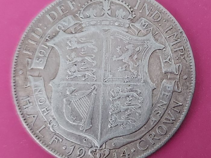 England 1914 Half Crown Coin In Extremely Fine Condition