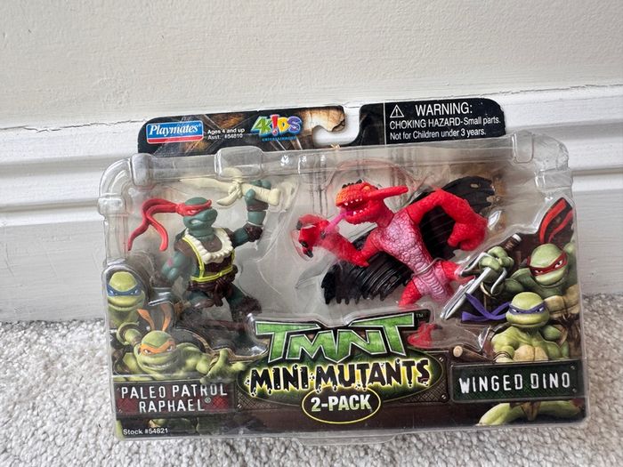 Teenage Mutant Ninja Turtles Mini  TMNT Mini-Mutants Paleo Patrol Raphael vs. Winged Dino (2008 mini-figures) Damaged Box Please see photos