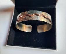 Vintale bangle with copper design