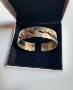 Vintale bangle with copper design