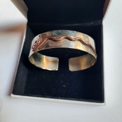 Vintale bangle with copper design