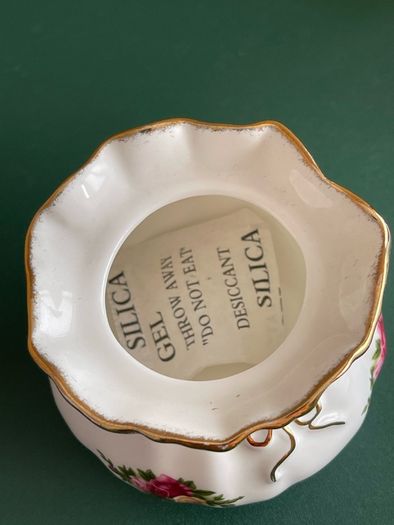 Royal Albert Old Country Roses Dorothy pot