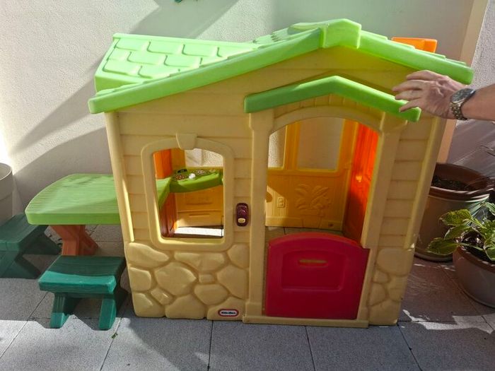 Little Tikes Playhouse with Picnic Table