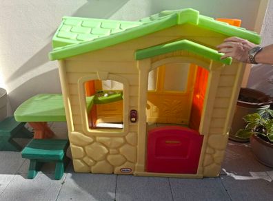 Little Tikes Playhouse with Picnic Table