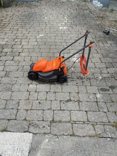 Electric lawnmower