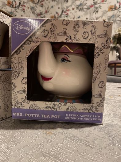 Mrs Pots teapot and two Chip tea cups