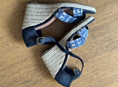 TOMS Denim Wedge Espadrilles Size 3.5 Blue Patterned