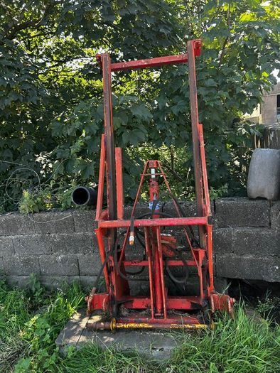 Tractor hoist
