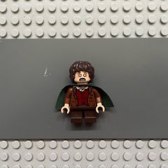 lego Lord of the rings/hobbit lor028 Frodo Baggins minifigure- Reddish Brown Jacket, Dark Brown Legs, Dark Green Cape
