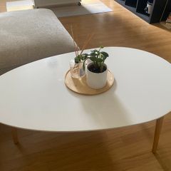 Oval white coffee table with wooden legs