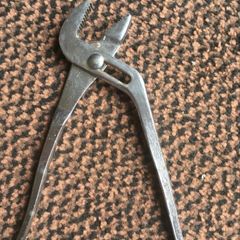 Tongue, adjustable pliers