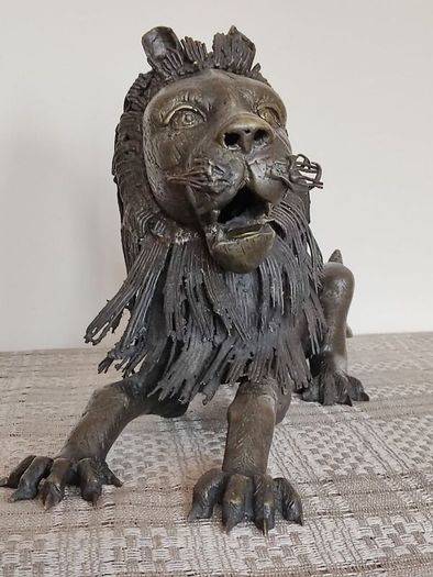 Large sculpture of bronze Lion.Weight: 7.450 kg