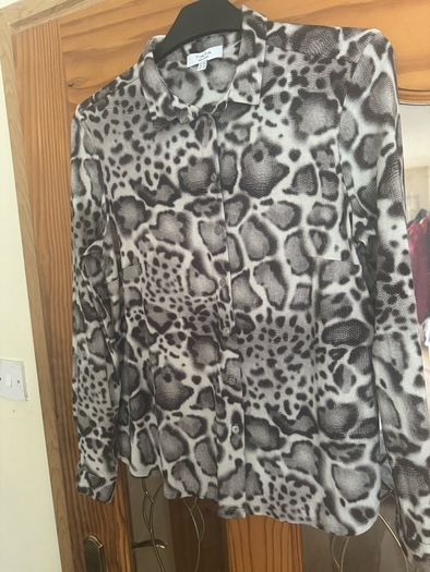 Brand new Tinta Made in Spain long sleeve grey animal print blouse for women size UK14 EU42 Postage included