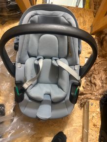 Maxi Cosi Infant Car Seat  Excellent Condition  (Light Blue color)