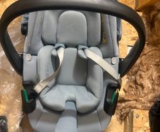 Maxi Cosi Infant Car Seat  Excellent Condition  (Light Blue color)