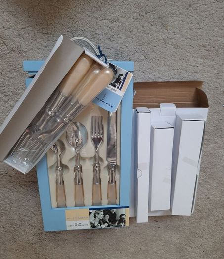 Newbridge Silverware "Pearl" Exclusive 24pc Cutlery Set