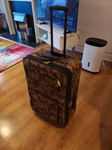 Medium suitcase (with roller wheels)