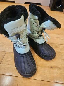 Kids snow boots size 1