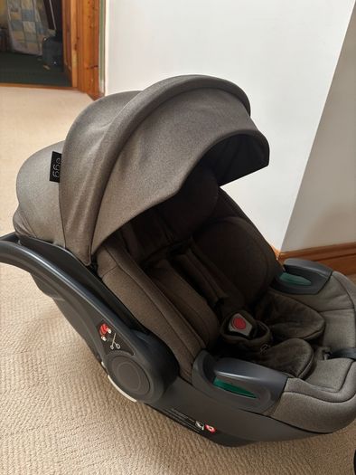 Egg 2 Egg Shell Infant car seat and 2 isofix bases