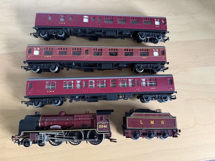 Hornby LMS Locomotive & 3 Carriages