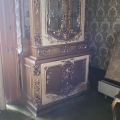 Massive single vitrine unit