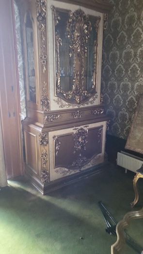 Massive single vitrine unit