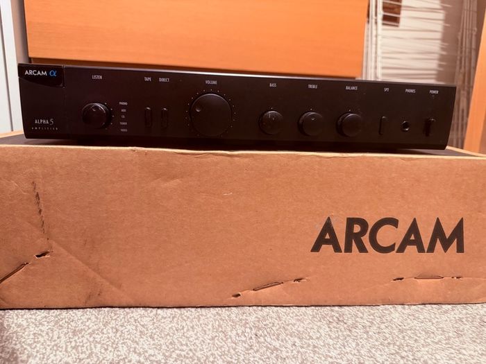 Arcam amplifier, Jamo speakers and wood stand