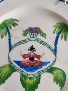 Vintage Pagodine Wedgwood Small Hanging Plat.
