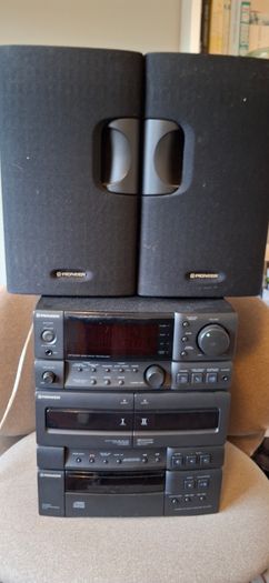 Vintage Pioneer Stereo Disc Receiver System (XR-P340) with Matching Pioneer Speakers (S-P340)