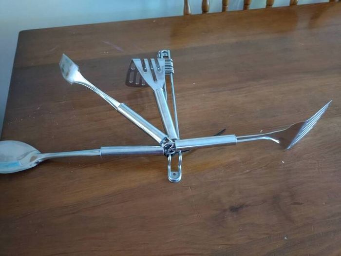 Utensil set and rail with hanging hooks