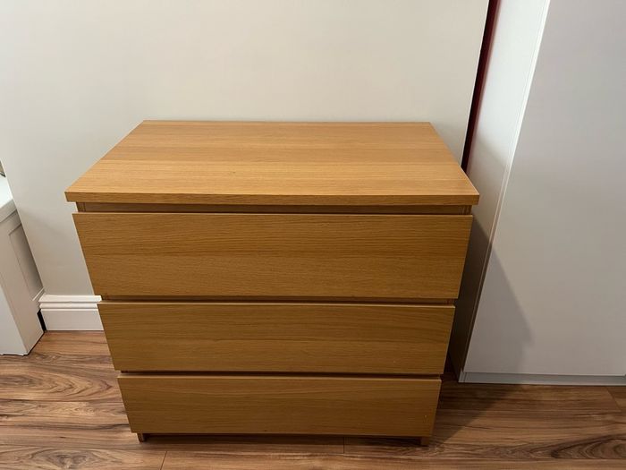 chest of drawers