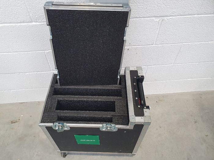 Flight case on wheels  with  Retractable handle