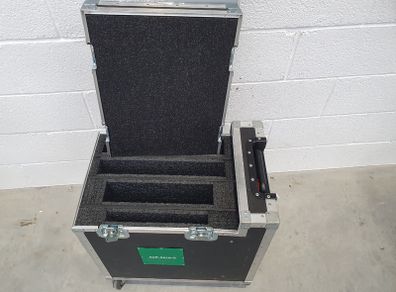 Flight case on wheels  with  Retractable handle
