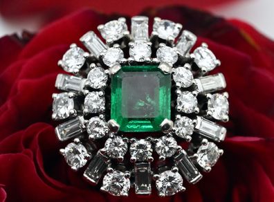 Wonderful 1940/50s Emerald & Diamond Ring 18ct