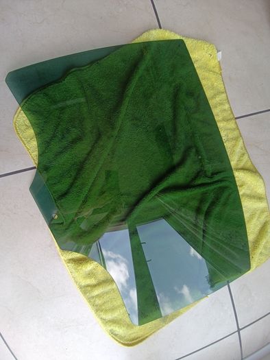 Skoda Superb rear Window Glass (pair)