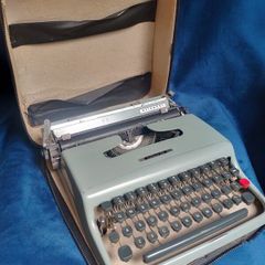 Glasgow Olivetti lettera 22 typewriter with case