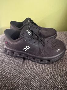 On cloud runners trainers black size 2.5