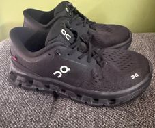 On cloud runners trainers black size 2.5