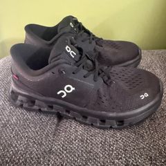 On cloud runners trainers black size 2.5