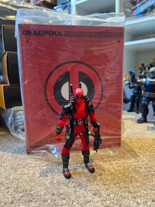 KO Mezco Deadpool