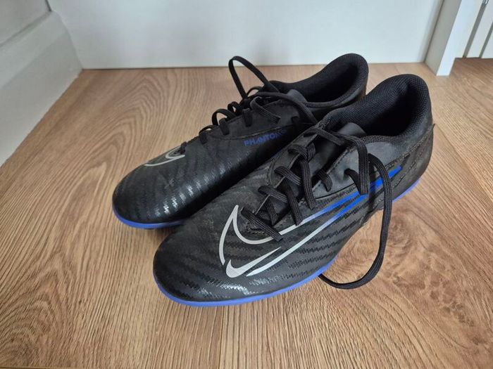 soccer boots, size uk 7
