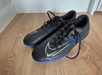 soccer boots, size uk 7